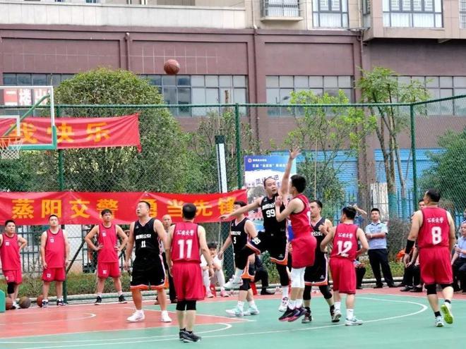 北京時間5月27日，達拉斯獨行俠以116-107戰(zhàn)勝了明尼蘇達森林狼。據(jù)美國媒體BasketballForever揭露，在交易截止日前，庫茲馬曾拒絕了加盟獨行俠的機會，認為獨行俠并非真正的競爭者。然而現(xiàn)在情況卻諷刺性地反轉(zhuǎn)，獨行俠僅差一場勝利就可以進入總決賽。